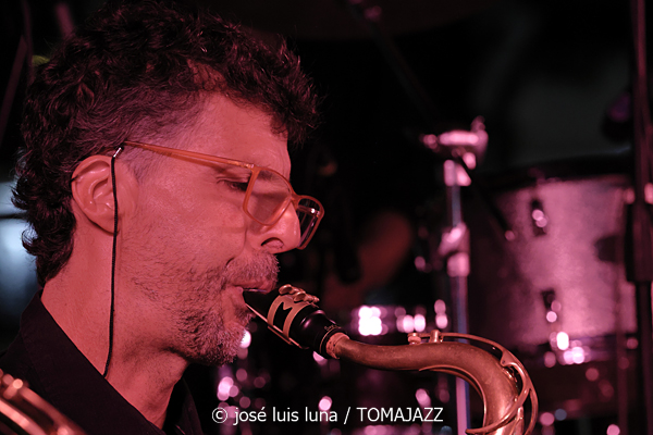 Jive At Nine & Swingin' Tonic (38 Eivissa Jazz Festival. 2026-09-01) Por José Luis Luna Rocafort [INSTANTZZ AKA Galería fotográfica AKA Fotoblog de jazz, impro… y algo más] - Tomajazz - Jive At Nine & Swingin' Tonic actuaron en el 38 Eivissa Jazz Festival. José Luis Luna Rocafort lo retrata en INSTANTZZ. Con Santiago Ramírez, Nauel Aschel, Vicent Tur, Víctor Ávila, Gustavo Gamaza, Jorge Ortíz, Iván Pacheco, Salvatore Licitra, Andreas Fernández, Sinead Cormican, Claudia Otelli