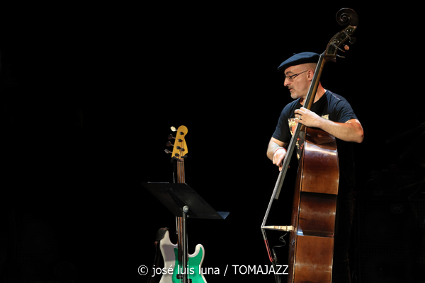 Noa Lur: Multipolar (XII JazzEñe 2026. Teatro Victoria Eugenia, Donostia - San Sebastián. 2026-07-23) Por José Luis Luna Rocafort [INSTANTZZ AKA Galería fotográfica AKA Fotoblog de jazz, impro… y algo más] - Tomajazz - Noa Lur: Multipolar actuó en el XII JazzEñe 2026 en el Teatro Victoria Eugenia de Donosti. José Luis Luna Rocafort lo retrata en INSTANTZZ. Con Noa Lur, Tony Pereyra, David Sancho, Ander García, David Fernández
