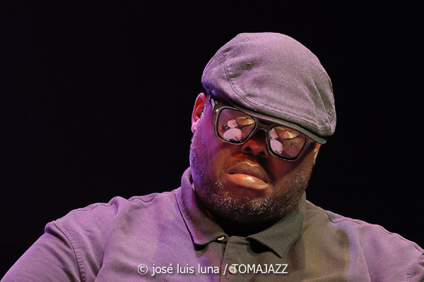 Kris Davis Trio (49 Festival de Jazz de Vitoria-Gasteiz 2026. 2026-07-16) Por José Luis Luna Rocafort [INSTANTZZ AKA Galería fotográfica AKA Fotoblog de jazz, impro… y algo más] - Tomajazz - Kris Davis Trio actuó en el 49 Festival de Jazz de Vitoria-Gasteiz 2026. José Luis Luna Rocafort lo retrata en [INSTANTZZ. Con Kris Davis, Robert Hurst, Johnathan Blake