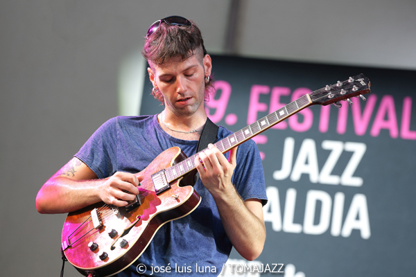 Gilipojazz (49 Festival de Jazz de Vitoria-Gasteiz 2026. 2026-07-11) Por José Luis Luna Rocafort [INSTANTZZ AKA Galería fotográfica AKA Fotoblog de jazz, impro… y algo más] - Tomajazz - Gilipojazz actuó en el 49 Festival de Jazz de Vitoria-Gasteiz 2026. José Luis Luna Rocafort lo retrata en INSTANTZZ. Con