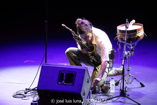 Pleito (XII JazzEñe 2026. Teatro Victoria Eugenia, Donostia - San Sebastián. 2026-07-24) Por José Luis Luna Rocafort [INSTANTZZ AKA Galería fotográfica AKA Fotoblog de jazz, impro… y algo más] - Tomajazz - Pleito actuó en el XII JazzEñe 2026 en el Teatro Victoria Eugenia de San Sebastián. José Luis Luna Rocafort lo retrata en INSTANTZZ. Pleito es el proyecto de Alba Gil Aceytuno