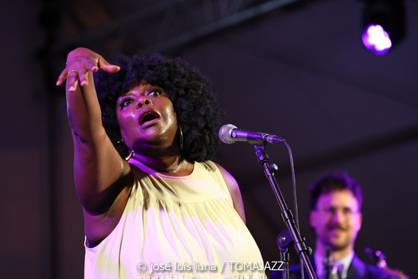 Michelle David & The Tru-tones (49 Festival de Jazz de Vitoria-Gasteiz 2026. 2026-07-11) Por José Luis Luna Rocafort [INSTANTZZ AKA Galería fotográfica AKA Fotoblog de jazz, impro… y algo más] - Tomajazz - Michelle David & The Tru-tones actuaron en el 49 Festival de Jazz de Vitoria-Gasteiz 2026. José Luis Luna Rocafort lo retrata en INSTANTZZ.