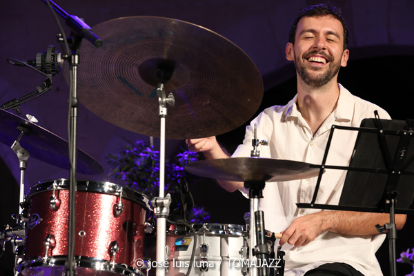 Maria Antònia Gili Quartet (Jazz Palma Festival 2026. Castell de Bellver, Palma de Mallorca. 2026-08-27) Por Miquel Àngel Seguí y José Luis Luna Rocafort [Concierto de jazz] - Tomajazz - Maria Antònia Gili Quartet actuó en Jazz Palma Festival 2026 en el Castell de Bellver, el 27 de agosto de 2026. Miquel Àngel Seguí y José Luis Luna Rocafort repasan el concierto. Intervinieron Maria Antònia Gili, Goran Levi: guitarra eléctrica. Miquel Bennàssar: bajo eléctrico. Josep Servera 