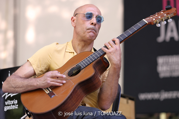Bea Asurmendi (49 Festival de Jazz de Vitoria-Gasteiz 2026. 2026-07-11) Por José Luis Luna Rocafort [INSTANTZZ AKA Galería fotográfica AKA Fotoblog de jazz, impro… y algo más] - Tomajazz - Bea Asurmendi actuó en el 49 Festival de Jazz de Vitoria-Gasteiz 2026. José Luis Luna Rocafort lo retrata en INSTANTZZ. Participaron Bea Asurmendi, Gianluca Corona: guitarra eléctrica Giovanni Cresseri: bajo Milena Granci: piano Demi García Sabat: batería Invitada: Idoia Asurmendi