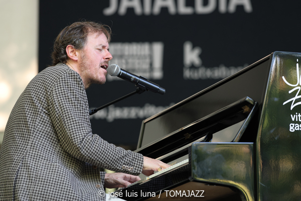 Paul San Martín meets Broken Horns (49 Festival de Jazz de Vitoria-Gasteiz 2026. 2026-07-11) Por José Luis Luna Rocafort [INSTANTZZ AKA Galería fotográfica AKA Fotoblog de jazz, impro… y algo más] - Tomajazz - Paul San Martín meets Broken Horns actuó en el 49 Festival de Jazz de Vitoria-Gasteiz 2026. José Luis Luna Rocafort lo retrata en INSTANTZZ. Con Paul San Martín, Abdell Bbop, Romain Gratalon, Jon Celestino, Pablo Maza, Javier Jaukikoa