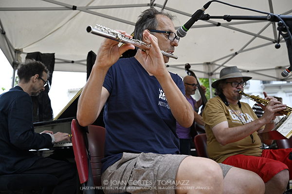 Dal Sasso Big Band “Africa Brass revisited” (Jazz en Tech / Place de la République, 2026-08-06 / Céret -France-) [02] Por Joan Cortès [INSTANTZZ AKA Galería fotográfica AKA Fotoblog de jazz, impro… y algo más] - Tomajazz - Dal Sasso Big Band “Africa Brass revisited” actuó en Jazz en Tech, Ceret, Francia, el 6 de agosto de 2026. Joan Cortès lo retrata en INSTANTZZ. Actuaron Christophe Dal Sasso, David El-Malek, Sophie Alour, Stéphane Guillaume, Thomas Savy, Nicolas Folmer, Christian Martínez, Jerry Edwards, Denis Leloup, Pierre de Bethmann, Manuel Marchès, Karl Jannuska