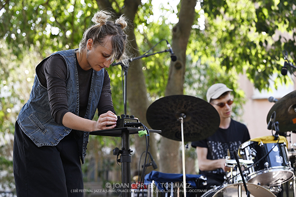 Léon Phal 5t / Motion Trio / GiGiGi (33 Festival Jazz à Junas, 2026-07-24 / Junas -France-) [03] Por Joan Cortès [INSTANTZZ AKA Galería fotográfica AKA Fotoblog de jazz, impro… y algo más] - Tomajazz - Léon Phal 5t / Motion Trio / GiGiGi actuaron en el 33 Festival Jazz à Junas. Joan Cortès lo retrata en INSTANTZZ. Con
