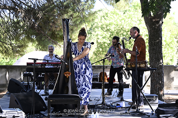 Marion Rampal / Marcin Wasilewski Trio / Prima Canta (33 Festival Jazz à Junas, 2026-07-22 / Junas -Francia-) [01] Por Joan Cortès [INSTANTZZ AKA Galería fotográfica AKA Fotoblog de jazz, impro… y algo más] - Tomajazz - Marion Rampal / Marcin Wasilewski Trio / Prima Canta actuaron en la primera jornada del 33 Festival Jazz à Junas 2026. Joan Cortès lo retrata en INSTANTZZ
