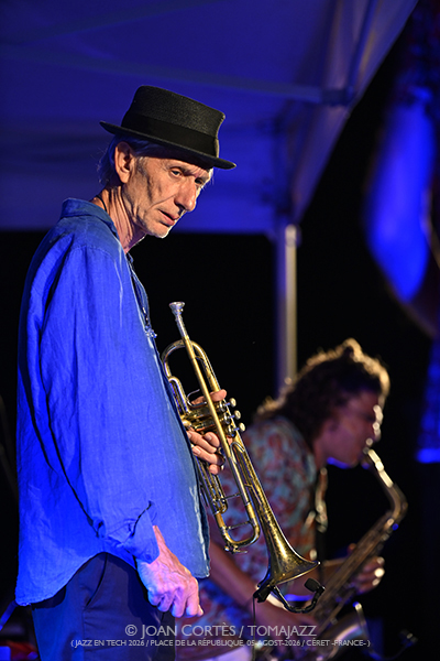 Erik Truffaz & Antonio Lizana “New Sketches of Spain” (Jazz en Tech 2026 / Place de la République, 2026-08-05 / Céret -France-) [01] Por Joan Cortès [INSTANTZZ AKA Galería fotográfica AKA Fotoblog de jazz, impro… y algo más] - Tomajazz - Erik Truffaz & Antonio Lizana “New Sketches of Spain” actuaron en Jazz en Tech 2026 en Céret, Francia, el 5 de agosto de 2026. Joan Cortès lo retrata en INSTANTZZ. Con Erik Truffaz, Antonio Lizana, Renaud Gabriel Pilon, Pau Figueres, Sara Sánchez, Arin Keshishi, Manuel de la Torre, Vincent Thomas