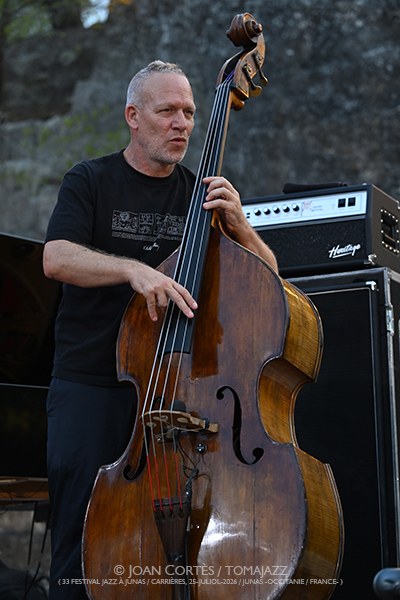 Avishai Cohen Trio / Pink Freud (33 Festival Jazz à Junas, 2026-07-25 / Junas -France-) [05] Por Joan Cortès [INSTANTZZ AKA Galería fotográfica AKA Fotoblog de jazz, impro… y algo más] - Tomajazz - Avishai Cohen Trio y Pink Freud actuaron en el 33 Festival Jazz à Junas 2026. Joan Cortès lo retrata en INSTANTZZ. Con Avishai Cohen, Itay Simhovich, Jeff Ballard, Wojtek Mazolewski, Karol Wieczorek, Adam Milwiw-Baron, Wojtek Zieliński