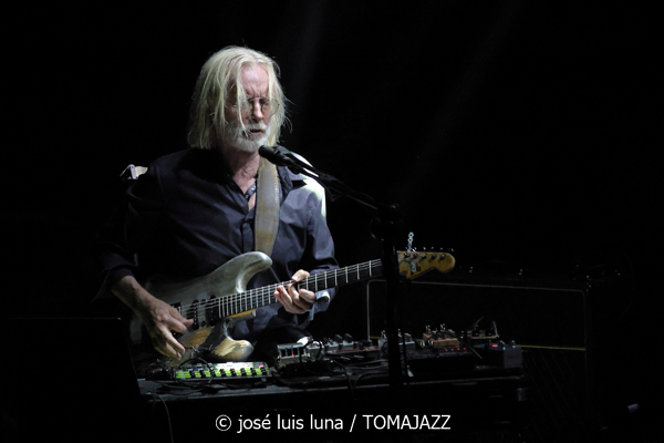 Nils Petter Molvaer: KHMER (61 Jazzaldia 2026. Donosti. 2026-07-24) Por José Luis Luna Rocafort [INSTANTZZ AKA Galería fotográfica AKA Fotoblog de jazz, impro… y algo más] - Tomajazz - Nils Petter Molvaer: KHMER actuó en el 61 Jazzaldia 2026. José Luis Luna Rocafort lo retrata en INSTANTZZ. Con Nils Petter Molvær, Eivind Aarset, Jan Bang, DJ Strangefruit, Audun Erlien, Rune Arnesen, Per Lindvall, Sven Persson, Tord Knudsen