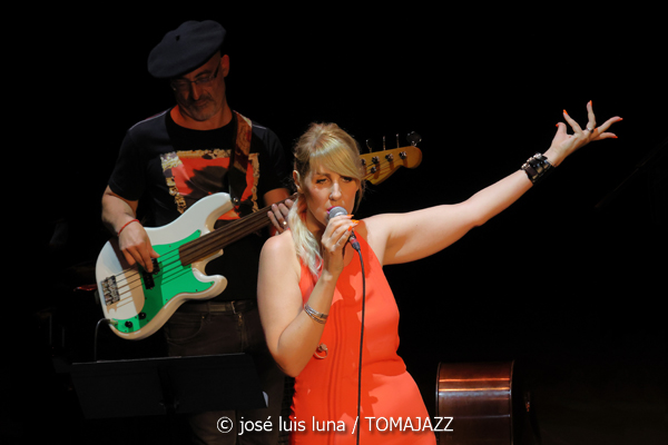 Noa Lur: Multipolar (XII JazzEñe 2026. Teatro Victoria Eugenia, Donostia - San Sebastián. 2026-07-23) Por José Luis Luna Rocafort [INSTANTZZ AKA Galería fotográfica AKA Fotoblog de jazz, impro… y algo más] - Tomajazz - Noa Lur: Multipolar actuó en el XII JazzEñe 2026 en el Teatro Victoria Eugenia de Donosti. José Luis Luna Rocafort lo retrata en INSTANTZZ. Con Noa Lur, Tony Pereyra, David Sancho, Ander García, David Fernández