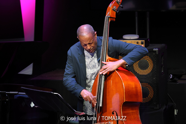 Kris Davis Trio (49 Festival de Jazz de Vitoria-Gasteiz 2026. 2026-07-16) Por José Luis Luna Rocafort [INSTANTZZ AKA Galería fotográfica AKA Fotoblog de jazz, impro… y algo más] - Tomajazz - Kris Davis Trio actuó en el 49 Festival de Jazz de Vitoria-Gasteiz 2026. José Luis Luna Rocafort lo retrata en [INSTANTZZ. Con Kris Davis, Robert Hurst, Johnathan Blake