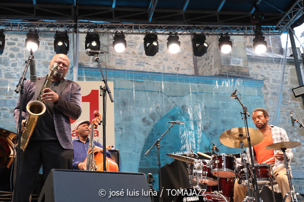 Azar Lawrence Quartet: John Coltrane, The Impulse Era! (61 Jazzaldia 2026. Donosti. 2026-07-24) Por José Luis Luna Rocafort [INSTANTZZ AKA Galería fotográfica AKA Fotoblog de jazz, impro… y algo más] - Tomajazz - Azar Lawrence Quartet: John Coltrane, The Impulse Era! actuó en el 61 Jazzaldia 2026. José Luis Luna Rocafort lo retrata en INSTANTZZ. Con Azar Lawrence, Benito González, Essiet Essiet, Brandon Lee