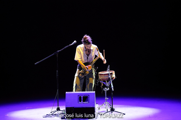 Pleito (XII JazzEñe 2026. Teatro Victoria Eugenia, Donostia - San Sebastián. 2026-07-24) Por José Luis Luna Rocafort [INSTANTZZ AKA Galería fotográfica AKA Fotoblog de jazz, impro… y algo más] - Tomajazz - Pleito actuó en el XII JazzEñe 2026 en el Teatro Victoria Eugenia de San Sebastián. José Luis Luna Rocafort lo retrata en INSTANTZZ. Pleito es el proyecto de Alba Gil Aceytuno