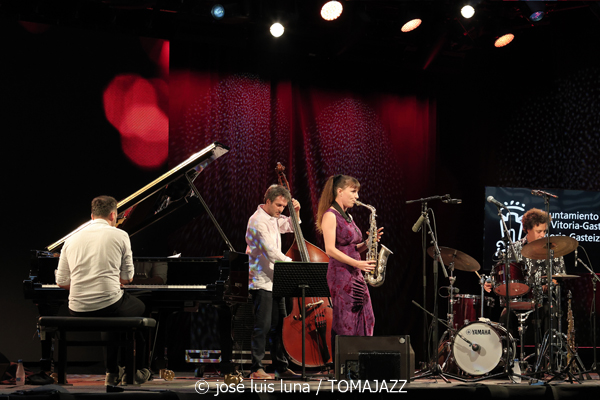 Irene Reig Quartet (49 Festival de Jazz de Vitoria-Gasteiz 2026. 2026-07-16) Por José Luis Luna Rocafort [INSTANTZZ AKA Galería fotográfica AKA Fotoblog de jazz, impro… y algo más] - Tomajazz - Irene Reig Quartet actuó en el 49 Festival de Jazz de Vitoria-Gasteiz 2026. José Luis Luna Rocafort INSTANTZZ retrata el concierto. Con Irene Reig, Xavi Torres, Pau Sala, Andreu Pitarch