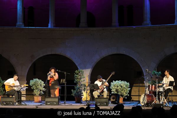 Maria Antònia Gili Quartet (Jazz Palma Festival 2026. Castell de Bellver, Palma de Mallorca. 2026-08-27) Por Miquel Àngel Seguí y José Luis Luna Rocafort [Concierto de jazz] - Tomajazz - Maria Antònia Gili Quartet actuó en Jazz Palma Festival 2026 en el Castell de Bellver, el 27 de agosto de 2026. Miquel Àngel Seguí y José Luis Luna Rocafort repasan el concierto. Intervinieron Maria Antònia Gili, Goran Levi, Miquel Bennàssar, Josep Servera 
