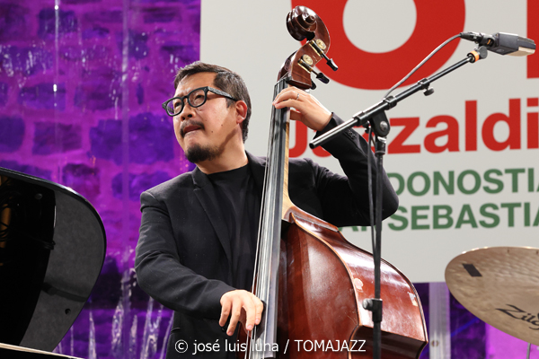 Cécile McLorin Salvant (61 Jazzaldia 2026. Donosti. 2026-07-24) Por José Luis Luna Rocafort [INSTANTZZ AKA Galería fotográfica AKA Fotoblog de jazz, impro… y algo más] - Tomajazz - Cécile McLorin Salvant actuó en el 61 Jazzaldia 2026. José Luis Luna Rocafort lo retrata en INSTANTZZ. Con Cécile McLorin Salvant, Sullivan Fortner, Yasushi Nakamura, Kyle Poole