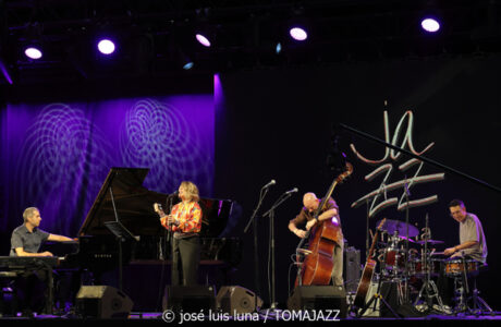 Gretchen Parlato Quartet (49 Festival de Jazz de Vitoria-Gasteiz 2026. 2026-07-15) Por José Luis Luna Rocafort [INSTANTZZ AKA Galería fotográfica AKA Fotoblog de jazz, impro… y algo más] - Tomajazz - Gretchen Parlato Quartet actuó en el 49 Festival de Jazz de Vitoria-Gasteiz 2026. José Luis Luna Rocafort lo retrata en INSTANTZZ. Actuaron Gretchen Parlato, Alan Hampton, Jacob Mann, Mark Guiliana