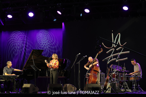 Gretchen Parlato Quartet (49 Festival de Jazz de Vitoria-Gasteiz 2026. 2026-07-15) Por José Luis Luna Rocafort [INSTANTZZ AKA Galería fotográfica AKA Fotoblog de jazz, impro… y algo más] - Tomajazz - Gretchen Parlato Quartet actuó en el 49 Festival de Jazz de Vitoria-Gasteiz 2026. José Luis Luna Rocafort lo retrata en INSTANTZZ. Actuaron Gretchen Parlato, Alan Hampton, Jacob Mann, Mark Guiliana