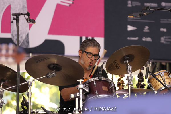 Bea Asurmendi (49 Festival de Jazz de Vitoria-Gasteiz 2026. 2026-07-11) Por José Luis Luna Rocafort [INSTANTZZ AKA Galería fotográfica AKA Fotoblog de jazz, impro… y algo más] - Tomajazz - Bea Asurmendi actuó en el 49 Festival de Jazz de Vitoria-Gasteiz 2026. José Luis Luna Rocafort lo retrata en INSTANTZZ. Participaron Bea Asurmendi, Gianluca Corona: guitarra eléctrica Giovanni Cresseri: bajo Milena Granci: piano Demi García Sabat: batería Invitada: Idoia Asurmendi