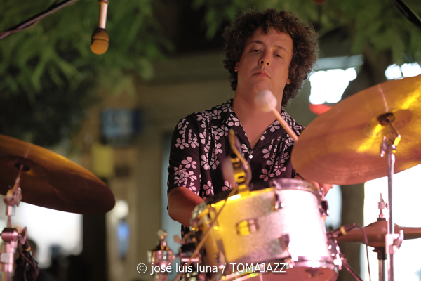 Sinead Cormican (38 Eivissa Jazz Festival. 2026-09-01) Por José Luis Luna Rocafort [INSTANTZZ AKA Galería fotográfica AKA Fotoblog de jazz, impro… y algo más] - Tomajazz - Sinead Cormican actuó en el 38 Eivissa Jazz Festival 2026. José Luis Luna Rocafort lo retrata en INSTANTZZ. Con Sinead Cormican, Tomeu Garcias, Toni Vaquer, Joan Garcias, Andreu Pitarch