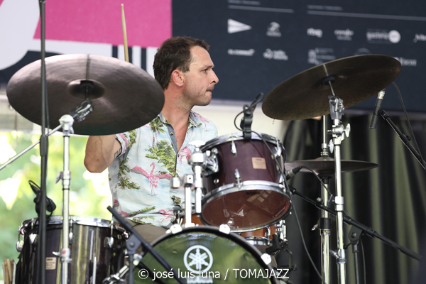 Paul San Martín meets Broken Horns (49 Festival de Jazz de Vitoria-Gasteiz 2026. 2026-07-11) Por José Luis Luna Rocafort [INSTANTZZ AKA Galería fotográfica AKA Fotoblog de jazz, impro… y algo más] - Tomajazz - Paul San Martín meets Broken Horns actuó en el 49 Festival de Jazz de Vitoria-Gasteiz 2026. José Luis Luna Rocafort lo retrata en INSTANTZZ. Con Paul San Martín, Abdell Bbop, Romain Gratalon, Jon Celestino, Pablo Maza, Javier Jaukikoa