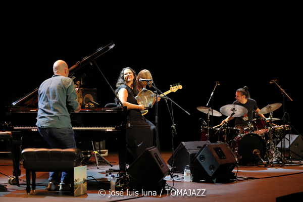 Xan Campos : Amorodios (XII JazzEñe 2026. Teatro Victoria Eugenia, Donostia - San Sebastián. 2026-07-22) Por José Luis Luna Rocafort [INSTANTZZ AKA Galería fotográfica AKA Fotoblog de jazz, impro… y algo más] - Tomajazz - Xan Campos: Amorodios actuó en el XII JazzEñe 2026 en el Teatro Victoria Eugenia, de San Sebastián el 22 de julio de 2026. José Luis Luna Rocafort lo retrata en INSTANTZZ. Actuaron Xan Campos, Faia Díaz, Feliz Barth, Iago Fernández