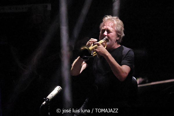 Nils Petter Molvaer: KHMER (61 Jazzaldia 2026. Donosti. 2026-07-24) Por José Luis Luna Rocafort [INSTANTZZ AKA Galería fotográfica AKA Fotoblog de jazz, impro… y algo más] - Tomajazz - Nils Petter Molvaer: KHMER actuó en el 61 Jazzaldia 2026. José Luis Luna Rocafort lo retrata en INSTANTZZ. Con Nils Petter Molvær, Eivind Aarset, Jan Bang, DJ Strangefruit, Audun Erlien, Rune Arnesen, Per Lindvall, Sven Persson, Tord Knudsen