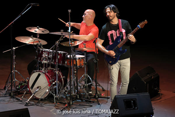 Noa Lur: Multipolar (XII JazzEñe 2026. Teatro Victoria Eugenia, Donostia - San Sebastián. 2026-07-23) Por José Luis Luna Rocafort [INSTANTZZ AKA Galería fotográfica AKA Fotoblog de jazz, impro… y algo más] - Tomajazz - Noa Lur: Multipolar actuó en el XII JazzEñe 2026 en el Teatro Victoria Eugenia de Donosti. José Luis Luna Rocafort lo retrata en INSTANTZZ. Con Noa Lur, Tony Pereyra, David Sancho, Ander García, David Fernández