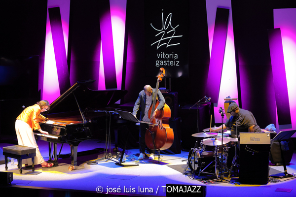 Kris Davis Trio (49 Festival de Jazz de Vitoria-Gasteiz 2026. 2026-07-16) Por José Luis Luna Rocafort [INSTANTZZ AKA Galería fotográfica AKA Fotoblog de jazz, impro… y algo más] - Tomajazz - Kris Davis Trio actuó en el 49 Festival de Jazz de Vitoria-Gasteiz 2026. José Luis Luna Rocafort lo retrata en [INSTANTZZ. Con Kris Davis, Robert Hurst, Johnathan Blake