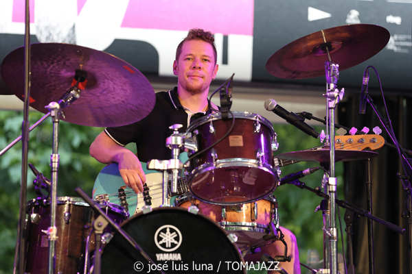 Gilipojazz (49 Festival de Jazz de Vitoria-Gasteiz 2026. 2026-07-11) Por José Luis Luna Rocafort [INSTANTZZ AKA Galería fotográfica AKA Fotoblog de jazz, impro… y algo más] - Tomajazz - Gilipojazz actuó en el 49 Festival de Jazz de Vitoria-Gasteiz 2026. José Luis Luna Rocafort lo retrata en INSTANTZZ. Con