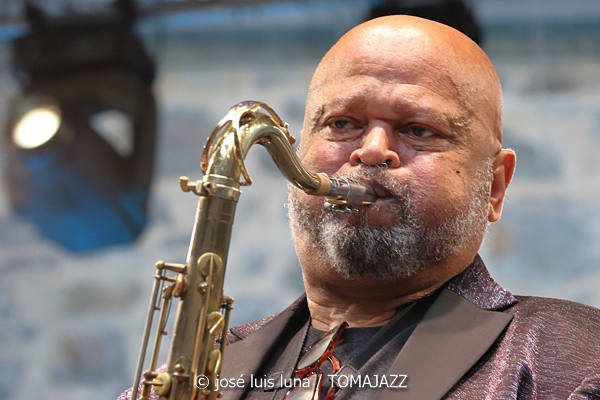 Azar Lawrence Quartet: John Coltrane, The Impulse Era! (61 Jazzaldia 2026. Donosti. 2026-07-24) Por José Luis Luna Rocafort [INSTANTZZ AKA Galería fotográfica AKA Fotoblog de jazz, impro… y algo más] - Tomajazz - Azar Lawrence Quartet: John Coltrane, The Impulse Era! actuó en el 61 Jazzaldia 2026. José Luis Luna Rocafort lo retrata en INSTANTZZ. Con Azar Lawrence, Benito González, Essiet Essiet, Brandon Lee