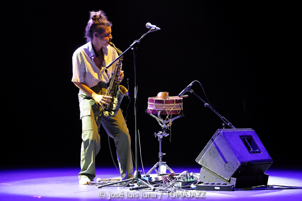 Pleito (XII JazzEñe 2026. Teatro Victoria Eugenia, Donostia - San Sebastián. 2026-07-24) Por José Luis Luna Rocafort [INSTANTZZ AKA Galería fotográfica AKA Fotoblog de jazz, impro… y algo más] - Tomajazz - Pleito actuó en el XII JazzEñe 2026 en el Teatro Victoria Eugenia de San Sebastián. José Luis Luna Rocafort lo retrata en INSTANTZZ. Pleito es el proyecto de Alba Gil Aceytuno