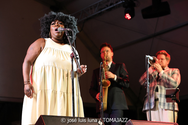 Michelle David & The Tru-tones (49 Festival de Jazz de Vitoria-Gasteiz 2026. 2026-07-11) Por José Luis Luna Rocafort [INSTANTZZ AKA Galería fotográfica AKA Fotoblog de jazz, impro… y algo más] - Tomajazz - Michelle David & The Tru-tones actuaron en el 49 Festival de Jazz de Vitoria-Gasteiz 2026. José Luis Luna Rocafort lo retrata en INSTANTZZ.