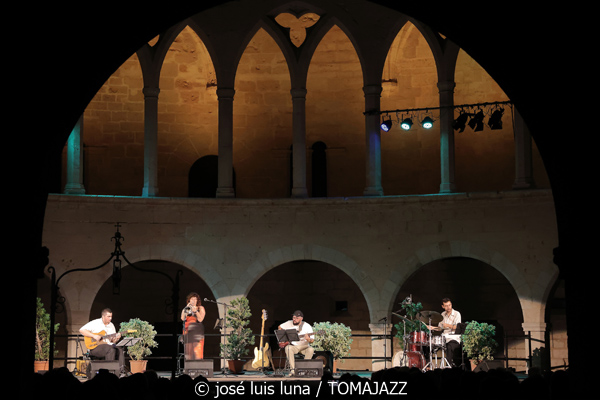 Maria Antònia Gili Quartet (Jazz Palma Festival 2026. Castell de Bellver, Palma de Mallorca. 2026-08-27) Por Miquel Àngel Seguí y José Luis Luna Rocafort [Concierto de jazz] - Tomajazz - Maria Antònia Gili Quartet actuó en Jazz Palma Festival 2026 en el Castell de Bellver, el 27 de agosto de 2026. Miquel Àngel Seguí y José Luis Luna Rocafort repasan el concierto. Intervinieron Maria Antònia Gili, Goran Levi, Miquel Bennàssar, Josep Servera 