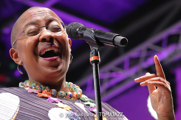 Cécile McLorin Salvant (61 Jazzaldia 2026. Donosti. 2026-07-24) Por José Luis Luna Rocafort [INSTANTZZ AKA Galería fotográfica AKA Fotoblog de jazz, impro… y algo más] - Tomajazz - Cécile McLorin Salvant actuó en el 61 Jazzaldia 2026. José Luis Luna Rocafort lo retrata en INSTANTZZ. Con Cécile McLorin Salvant, Sullivan Fortner, Yasushi Nakamura, Kyle Poole