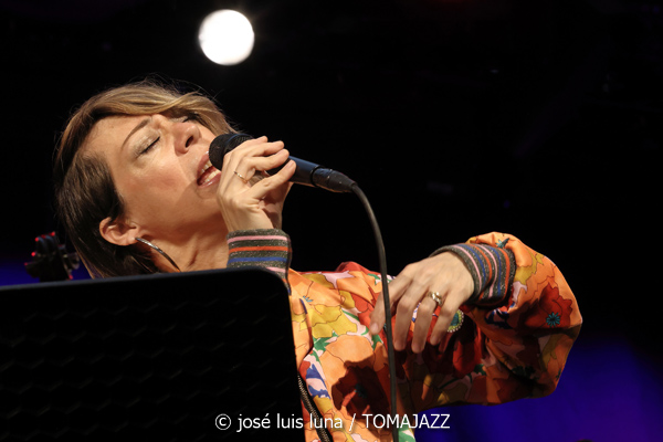 Gretchen Parlato Quartet (49 Festival de Jazz de Vitoria-Gasteiz 2026. 2026-07-15) Por José Luis Luna Rocafort [INSTANTZZ AKA Galería fotográfica AKA Fotoblog de jazz, impro… y algo más] - Tomajazz - Gretchen Parlato Quartet actuó en el 49 Festival de Jazz de Vitoria-Gasteiz 2026. José Luis Luna Rocafort lo retrata en INSTANTZZ. Actuaron Gretchen Parlato, Alan Hampton, Jacob Mann, Mark Guiliana