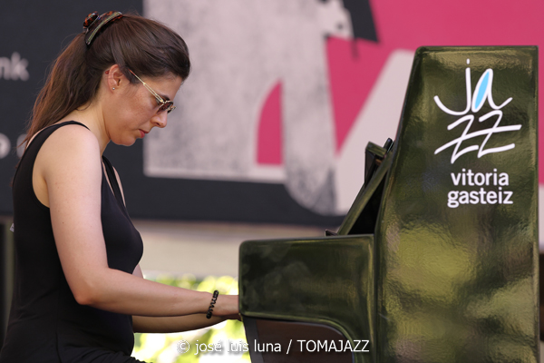 Bea Asurmendi (49 Festival de Jazz de Vitoria-Gasteiz 2026. 2026-07-11) Por José Luis Luna Rocafort [INSTANTZZ AKA Galería fotográfica AKA Fotoblog de jazz, impro… y algo más] - Tomajazz - Bea Asurmendi actuó en el 49 Festival de Jazz de Vitoria-Gasteiz 2026. José Luis Luna Rocafort lo retrata en INSTANTZZ. Participaron Bea Asurmendi, Gianluca Corona: guitarra eléctrica Giovanni Cresseri: bajo Milena Granci: piano Demi García Sabat: batería Invitada: Idoia Asurmendi