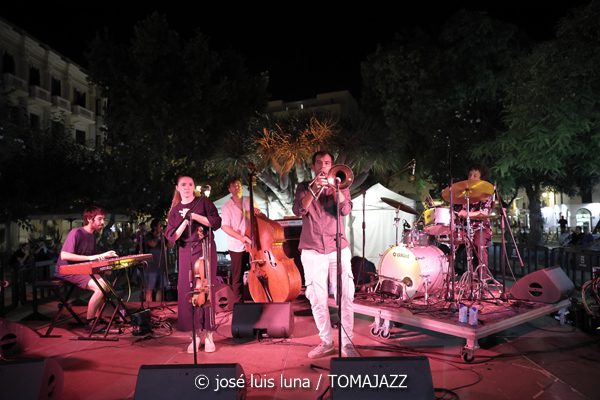 Sinead Cormican (38 Eivissa Jazz Festival. 2026-09-01) Por José Luis Luna Rocafort [INSTANTZZ AKA Galería fotográfica AKA Fotoblog de jazz, impro… y algo más] - Tomajazz - Sinead Cormican actuó en el 38 Eivissa Jazz Festival 2026. José Luis Luna Rocafort lo retrata en INSTANTZZ. Con Sinead Cormican, Tomeu Garcias, Toni Vaquer, Joan Garcias, Andreu Pitarch