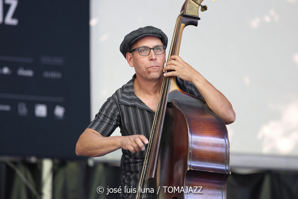 Paul San Martín meets Broken Horns (49 Festival de Jazz de Vitoria-Gasteiz 2026. 2026-07-11) Por José Luis Luna Rocafort [INSTANTZZ AKA Galería fotográfica AKA Fotoblog de jazz, impro… y algo más] - Tomajazz - Paul San Martín meets Broken Horns actuó en el 49 Festival de Jazz de Vitoria-Gasteiz 2026. José Luis Luna Rocafort lo retrata en INSTANTZZ. Con Paul San Martín, Abdell Bbop, Romain Gratalon, Jon Celestino, Pablo Maza, Javier Jaukikoa