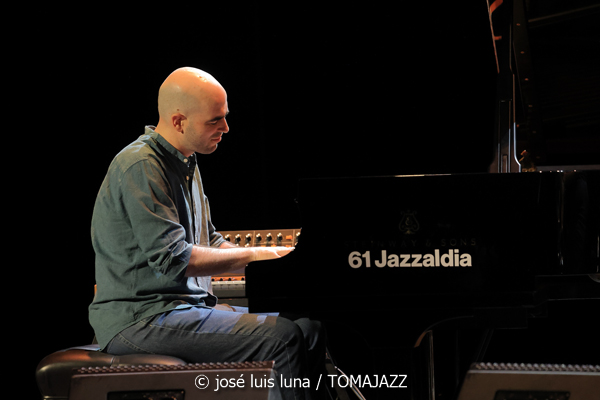 Xan Campos : Amorodios (XII JazzEñe 2026. Teatro Victoria Eugenia, Donostia - San Sebastián. 2026-07-22) Por José Luis Luna Rocafort [INSTANTZZ AKA Galería fotográfica AKA Fotoblog de jazz, impro… y algo más] - Tomajazz - Xan Campos: Amorodios actuó en el XII JazzEñe 2026 en el Teatro Victoria Eugenia, de San Sebastián el 22 de julio de 2026. José Luis Luna Rocafort lo retrata en INSTANTZZ. Actuaron Xan Campos, Faia Díaz, Feliz Barth, Iago Fernández