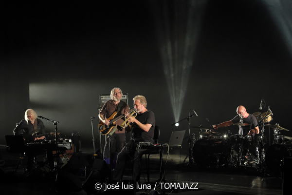 Nils Petter Molvaer: KHMER (61 Jazzaldia 2026. Donosti. 2026-07-24) Por José Luis Luna Rocafort [INSTANTZZ AKA Galería fotográfica AKA Fotoblog de jazz, impro… y algo más] - Tomajazz - Nils Petter Molvaer: KHMER actuó en el 61 Jazzaldia 2026. José Luis Luna Rocafort lo retrata en INSTANTZZ. Con Nils Petter Molvær, Eivind Aarset, Jan Bang, DJ Strangefruit, Audun Erlien, Rune Arnesen, Per Lindvall, Sven Persson, Tord Knudsen