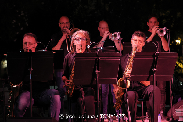 Jive At Nine & Swingin' Tonic (38 Eivissa Jazz Festival. 2026-09-01) Por José Luis Luna Rocafort [INSTANTZZ AKA Galería fotográfica AKA Fotoblog de jazz, impro… y algo más] - Tomajazz - Jive At Nine & Swingin' Tonic actuaron en el 38 Eivissa Jazz Festival. José Luis Luna Rocafort lo retrata en INSTANTZZ. Con Santiago Ramírez, Nauel Aschel, Vicent Tur, Víctor Ávila, Gustavo Gamaza, Jorge Ortíz, Iván Pacheco, Salvatore Licitra, Andreas Fernández, Sinead Cormican, Claudia Otelli
