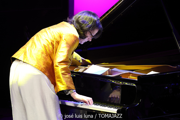 Kris Davis Trio (49 Festival de Jazz de Vitoria-Gasteiz 2026. 2026-07-16) Por José Luis Luna Rocafort [INSTANTZZ AKA Galería fotográfica AKA Fotoblog de jazz, impro… y algo más] - Tomajazz - Kris Davis Trio actuó en el 49 Festival de Jazz de Vitoria-Gasteiz 2026. José Luis Luna Rocafort lo retrata en [INSTANTZZ. Con Kris Davis, Robert Hurst, Johnathan Blake