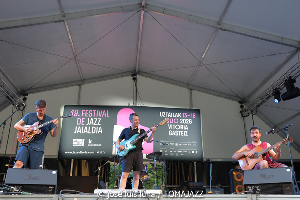 Gilipojazz (49 Festival de Jazz de Vitoria-Gasteiz 2026. 2026-07-11) Por José Luis Luna Rocafort [INSTANTZZ AKA Galería fotográfica AKA Fotoblog de jazz, impro… y algo más] - Tomajazz - Gilipojazz actuó en el 49 Festival de Jazz de Vitoria-Gasteiz 2026. José Luis Luna Rocafort lo retrata en INSTANTZZ. Con
