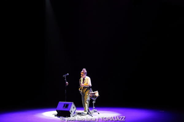 Pleito (XII JazzEñe 2026. Teatro Victoria Eugenia, Donostia - San Sebastián. 2026-07-24) Por José Luis Luna Rocafort [INSTANTZZ AKA Galería fotográfica AKA Fotoblog de jazz, impro… y algo más] - Tomajazz - Pleito actuó en el XII JazzEñe 2026 en el Teatro Victoria Eugenia de San Sebastián. José Luis Luna Rocafort lo retrata en INSTANTZZ. Pleito es el proyecto de Alba Gil Aceytuno