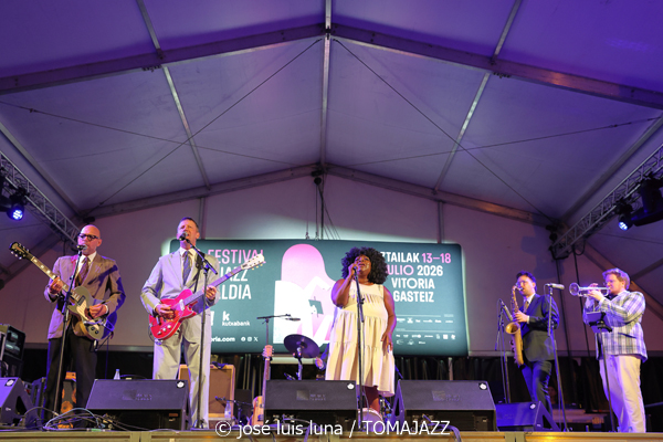 Michelle David & The Tru-tones (49 Festival de Jazz de Vitoria-Gasteiz 2026. 2026-07-11) Por José Luis Luna Rocafort [INSTANTZZ AKA Galería fotográfica AKA Fotoblog de jazz, impro… y algo más] - Tomajazz - Michelle David & The Tru-tones actuaron en el 49 Festival de Jazz de Vitoria-Gasteiz 2026. José Luis Luna Rocafort lo retrata en INSTANTZZ.