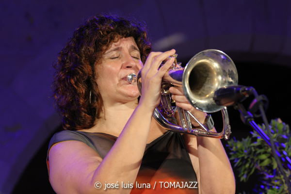 Maria Antònia Gili Quartet (Jazz Palma Festival 2026. Castell de Bellver, Palma de Mallorca. 2026-08-27) Por Miquel Àngel Seguí y José Luis Luna Rocafort [Concierto de jazz] - Tomajazz - Maria Antònia Gili Quartet actuó en Jazz Palma Festival 2026 en el Castell de Bellver, el 27 de agosto de 2026. Miquel Àngel Seguí y José Luis Luna Rocafort repasan el concierto. Intervinieron Maria Antònia Gili, Goran Levi, Miquel Bennàssar, Josep Servera 