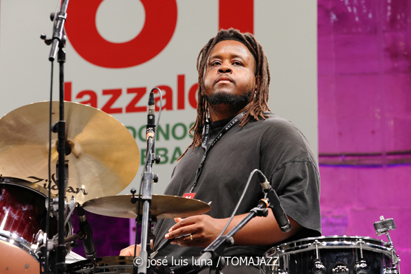 Cécile McLorin Salvant (61 Jazzaldia 2026. Donosti. 2026-07-24) Por José Luis Luna Rocafort [INSTANTZZ AKA Galería fotográfica AKA Fotoblog de jazz, impro… y algo más] - Tomajazz - Cécile McLorin Salvant actuó en el 61 Jazzaldia 2026. José Luis Luna Rocafort lo retrata en INSTANTZZ. Con Cécile McLorin Salvant, Sullivan Fortner, Yasushi Nakamura, Kyle Poole